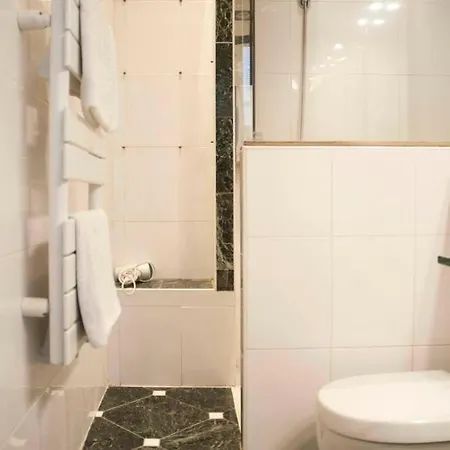 아파트 Charming Batignolles Neighborhood 파리